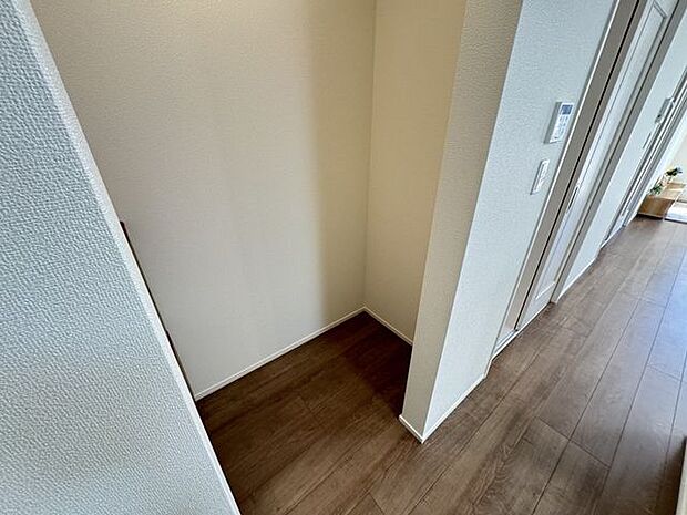 【パントリー/同仕様】まとめ買いのストックや調理家電をスッキリ収納できるパントリーがあります。※実際とは異なる場合があります。