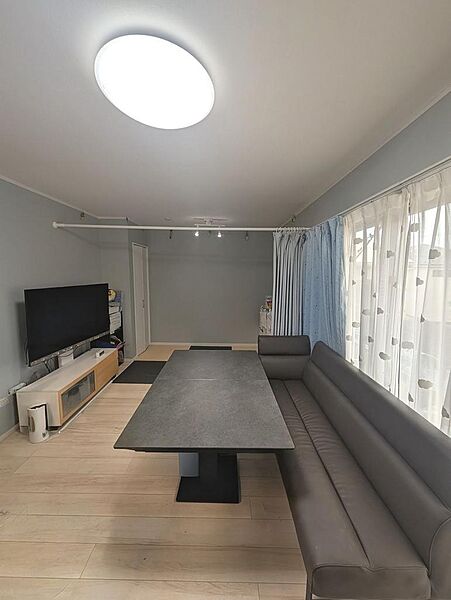 ゆったりとくつろげる広々としたリビングです。大きなダイニングテーブルやソファを配置しても生活動線にしっかりゆとりがあります。