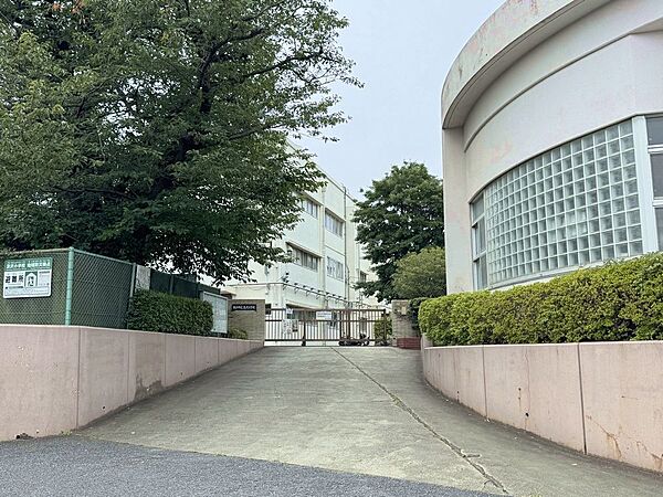 横浜市立汲沢小学校まで270m（徒歩4分）。低学年のお子様でも毎日の通学が負担にならない、近くて安心の距離です。