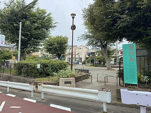 汲沢町第二公園（徒歩2分120ｍ）公園及び最寄りのバス「汲沢団地」停です。
