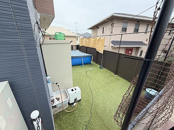 敷地面積204.47m2！広々としたお庭は周囲の目線が気にならないプライベート空間です。夏はお子様の大きなプールを出したり、BBQを楽しんだり、ペットが駆け回るスペースとしても大活躍します。