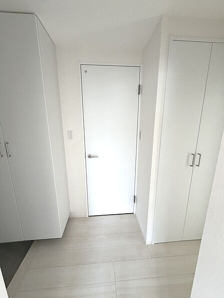 玄関周辺の収納と洗面所への入り口