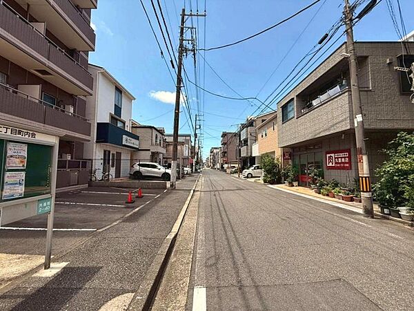 【外観】前面は車通りの少ない道路でしっかり舗装もされています。ベビーカーや自転車も安心に通行できます