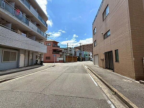 【外観】閑静な住宅地に馴染む落ち着いた色合いの贅沢な空間！！毎日のお散歩も快適なエリア！