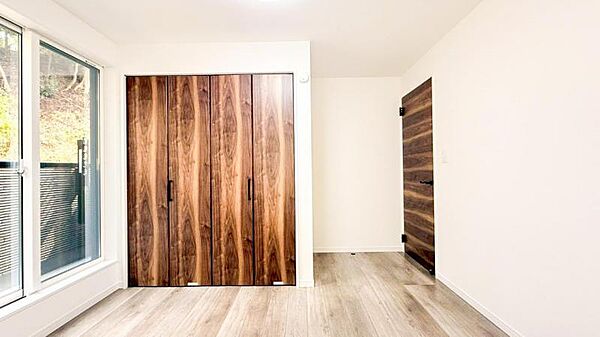【洋室】大きな窓からたっぷりと陽光が注がれる明るい空間です。家族の成長に対応できる永住仕様の間取り！