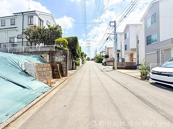周辺にもきれいな家が立ち並びきれいで静かな住宅地です。清潔感のあるデザインになります！
