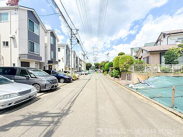 前面は車通りの少ない道路でしっかり舗装もされています。ベビーカーや自転車も安心に通行できます。