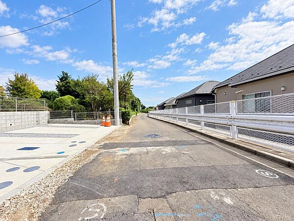 交通量が少ないので、落ち着いて車庫入れ可能です！！前面道路の幅員もしっかり御座います。