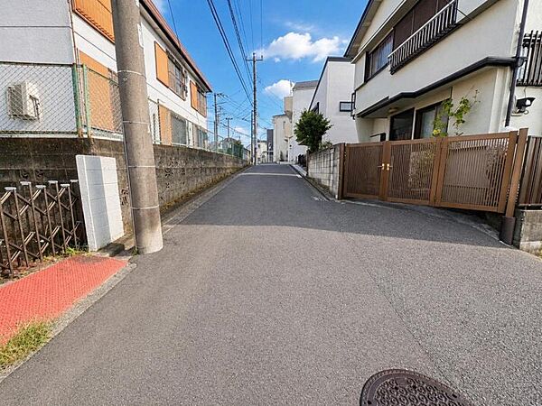 交通量が少ないので、落ち着いて車庫入れ可能です！！前面道路の幅員もしっかり御座います。
