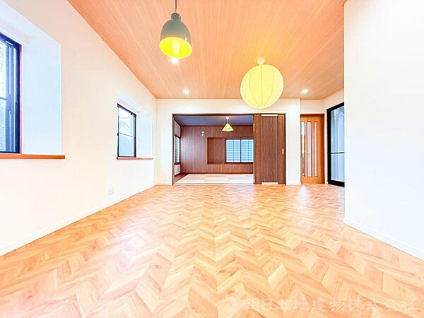 家族の会話や笑顔が行き交うリビングで、子供を走り回らせたい。ダイニングテーブルでゆったり食事を堪能。光と風が溢れる開放的なリビングダイニングには、くつろぎの空間を生み自然と家族みんなが集まってきます