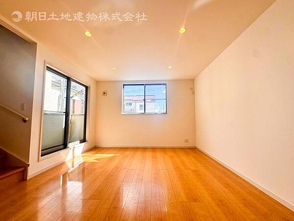 家族の会話や笑顔が行き交うリビングで、子供を走り回らせたい。ダイニングテーブルでゆったり食事を堪能。光と風が溢れる開放的なリビングダイニングには、くつろぎの空間を生み自然と家族みんなが集まってきます