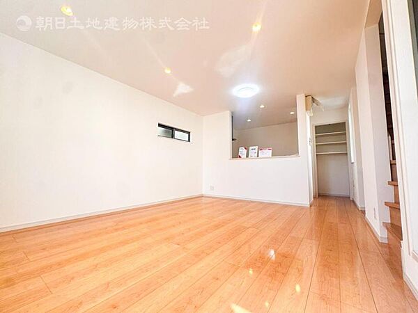 お天気が晴れの日は照明をつけなくても充分明るいリビングです！どこか落ち着きのある広々とした内装です！皆で過ごす空間が、目に浮かんでくる様な優しいリビングダイニングです！くつろいだり楽しい時間を是非！