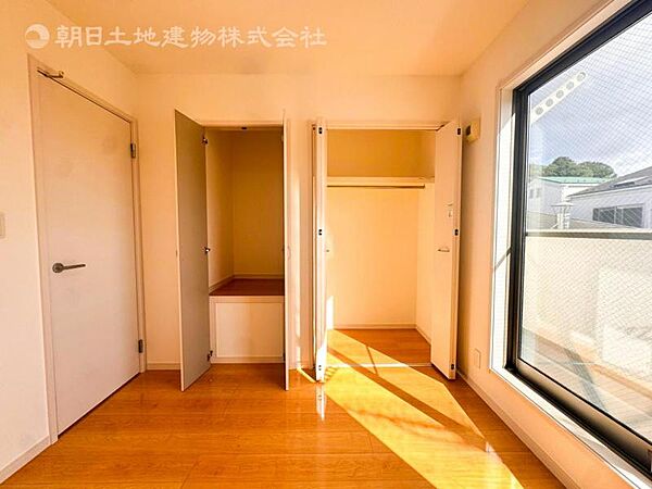 【収納】適材適所に設けた収納は、奥行きもあり多くの物の収納が可能です。扉を閉めるとパッと隠すことができるので、いつでも室内が整理整頓でき気持ちのいい空間として使えます!