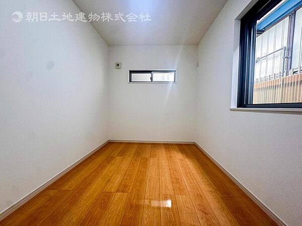 穏やかな寛ぎあじわえるお部屋では有意義な時間がつくれます！大きな窓からと陽光が注がれる明るい空間！光もアクセントの一つとして。一人時間も充実したものにできるプライベートルームは日々を豊かにします！！