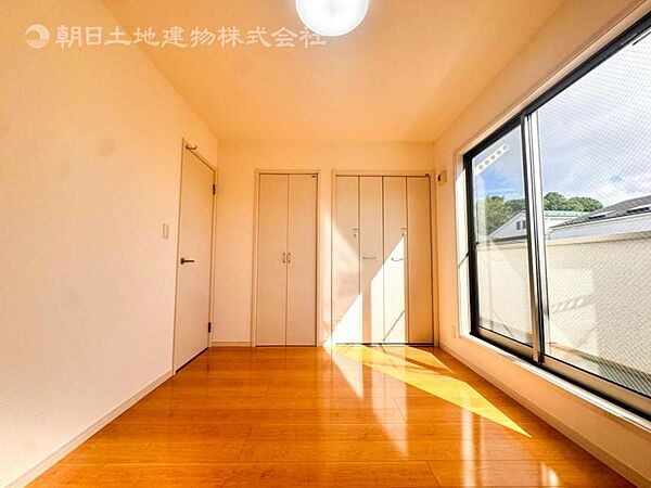 居室はひとり時間を過ごせる安らげるお部屋として活用できます！収納スペースあり！荷物が多くても十分！ベッドや勉強机、テレビなどを置きたい場合におすすめ！！過ごす時間が長くてもゆったり過ごせそうですね！