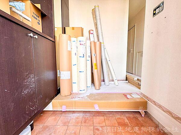 【玄関】お出かけの際に小さなお子様のいるご家庭でもゆったりと靴を履かせて上げることができます。大きな荷物や抱っこしながらでもスムーズに出入り可能なストレスの少ない玄関です。
