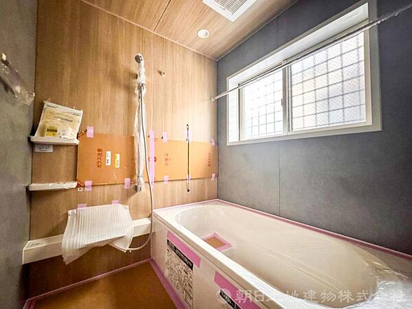 【浴室】ゆったりと寛げる広々バスで足を伸ばしてリラックス。　最新のユニットバスは設備も充実です。