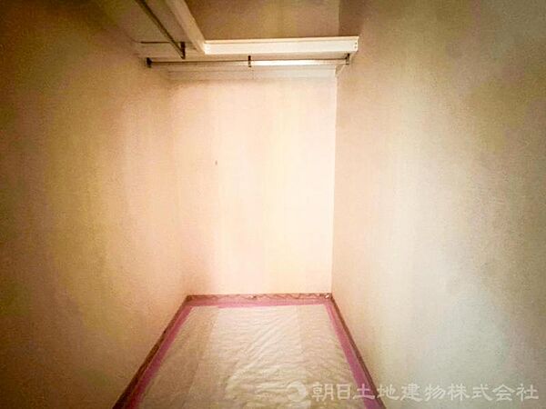 大きな収納力を持ち複数で共有して使うこともでき、奥様が独り占めすることも可能です。足元には小さめの物入れを設置すると収納力がよりUP