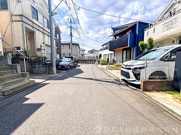 【外観】閑静な住宅地に馴染む落ち着いた色合いの贅沢な空間！！毎日のお散歩も快適なエリア！