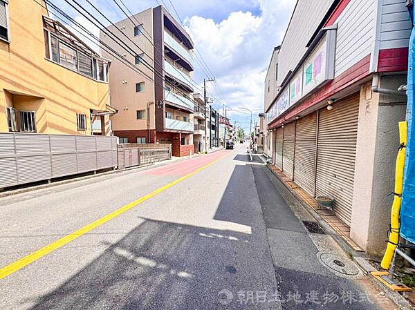 【前面道路】道路幅が広く圧迫感が御座いません。車両の出入りも苦になりません。