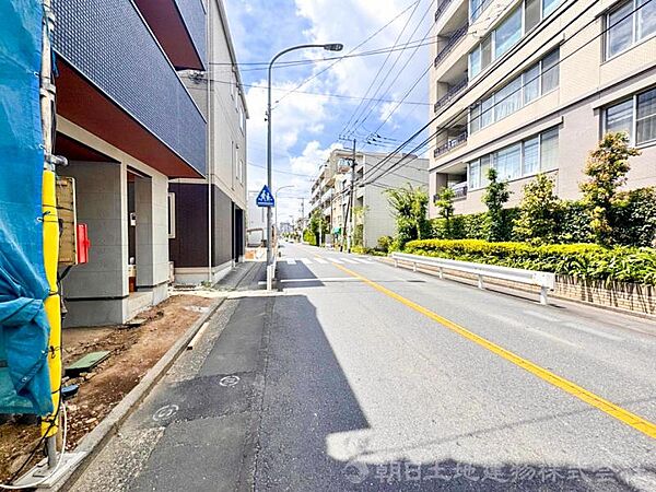徒歩はもちろんベビーカーや自転車でも安心な道のりです。お車の出し入れが苦手な方も安心できます。