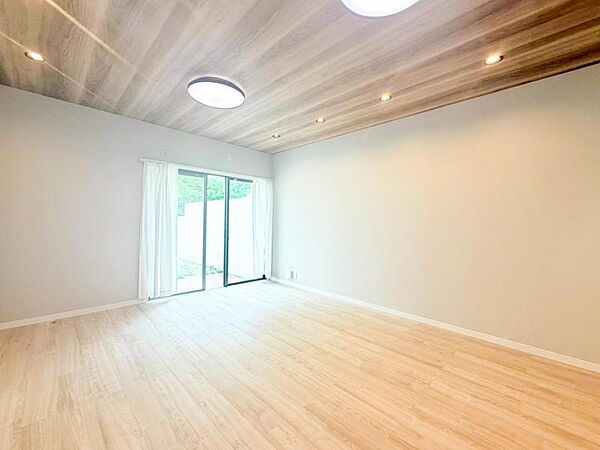 ナチュラルな木目調で統一されており、設置した家具に合わせてお部屋のイメージを変えられます。