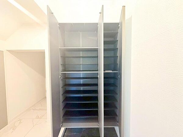 【収納】適材適所に設けた収納は、奥行きもあり多くの物の収納が可能です。扉を閉めるとパッと隠すことができるので、いつでも室内が整理整頓でき気持ちのいい空間として使えます!