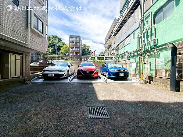 【共用部の機械式駐車場】駐車可能なサイズが御座います。空き状況についてもお気軽にお問い合わせください。