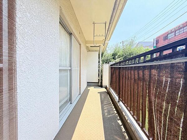 庭に面したバルコニーになります。一階にはなりますが、道路からの目線は気にならないように工夫されています。