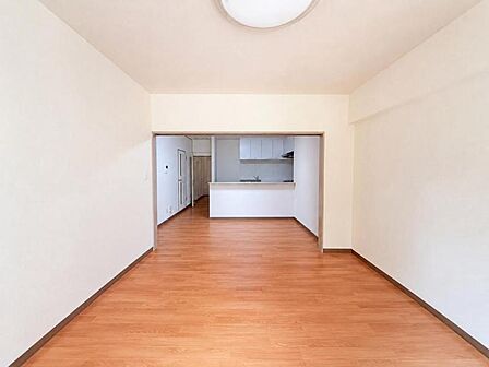 穏やかな寛ぎあじわえるお部屋では有意義な時間がつくれます!大きな窓からと陽光が注がれる明るい空間!