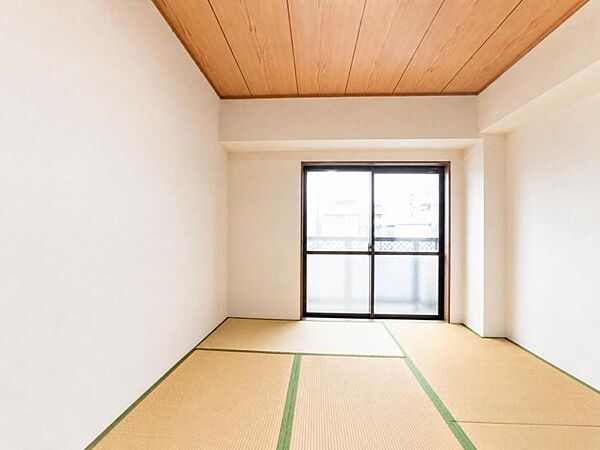 バルコニーに面した和室は日当たりも良好です。来客用やお昼寝スペースとしてご活用ができます。