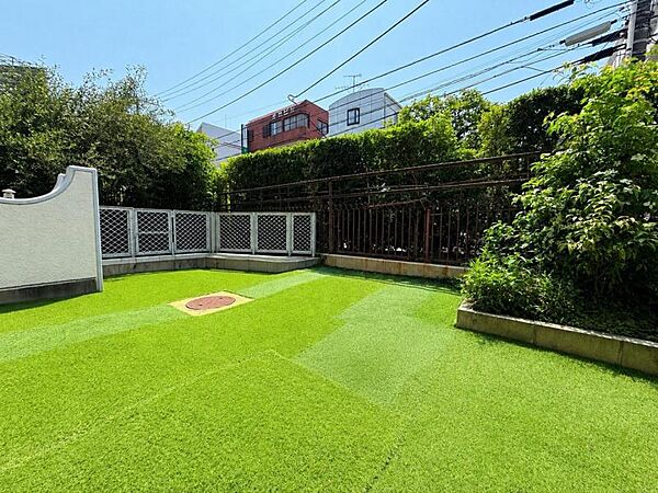 一階ならではの専用庭が付いており、家庭菜園やガーデニングが楽しめます