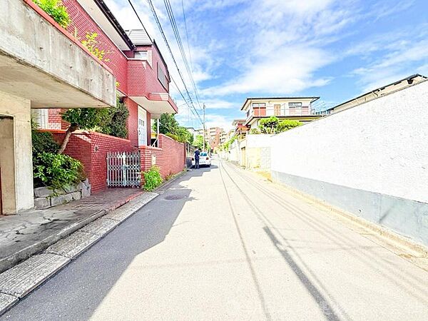 【前面道路】道路幅が広く圧迫感が御座いません。車両の出入りも苦になりません。