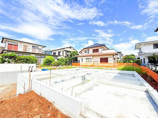 現状は基礎工事中ですので、同社施工の完成物件のご見学も可能です！住宅仕様のプレゼントも受付中です。