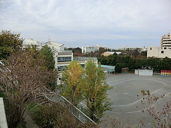 横浜市立中尾小学校まで約850ｍ