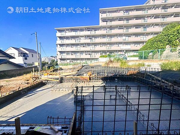開放感があり日当りも良好です！目の前に広がる開放感とゆとり。暮らしの夢を育む住まいがここにあります！穏やかな風と陽光を導き、プライバシーに配慮された設計プランで居住性を一段と心地よいものにしています！