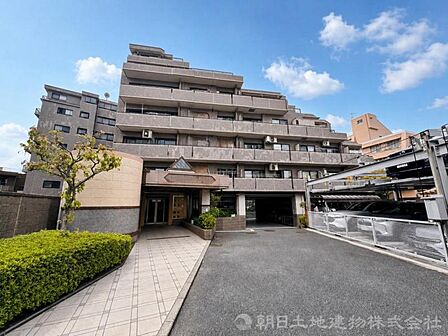 澄み渡る青空とやわらかな陽光によく映え、住まう喜びへの期待が自然と高まる印象的な佇まいです。