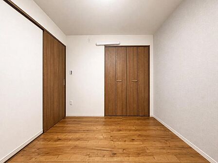 柔らかな陽射しが差し込み、趣味や休息など思い思いの時間を楽しみたくなるお部屋です。