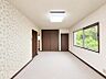 室内：穏やかな寛ぎあじわえるお部屋では有意義な時間がつくれます！大きな窓からと陽光が注がれる明るい空間！光もアクセントの一つとして。一人時間も充実したものにできるプライベートルームは日々を豊かにします！！ 