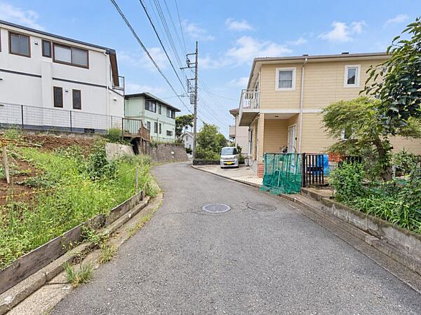 前面は車通りの少ない道路でしっかり舗装もされています。ベビーカーや自転車も安心に通行できます。
