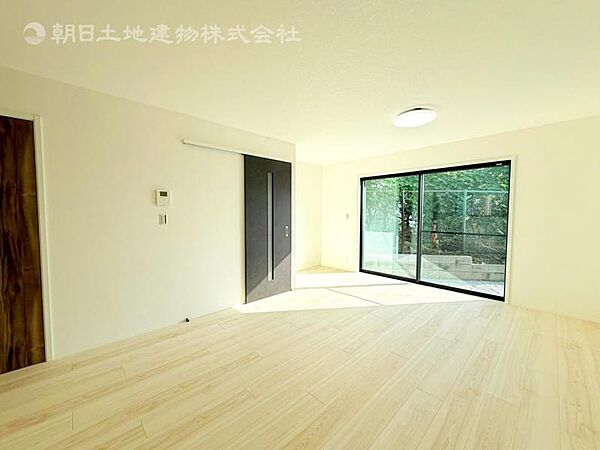 リビングにあふれる採光と心地よい風のつどう調和された空間！！生活を彩る充実した日々が過ごせそうです。家族の滞在期間が長くなることを予測して、設計士が思いと工夫をこらした自慢のリビングダイニング！！！