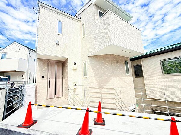 【外観】閑静な住宅地に馴染む落ち着いた色合いの贅沢な空間！！毎日のお散歩も快適なエリア！