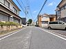 外観：【外観】徒歩はもちろんベビーカーや自転車でも安心な道のりです。お車の出し入れが苦手な方も安心できます 