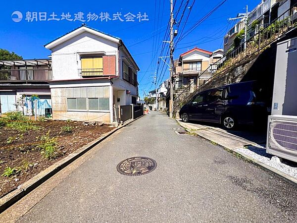 【外観】前面は車通りの少ない道路でしっかり舗装もされています。ベビーカーや自転車も安心に通行できます