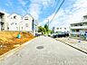 外観：前面は車通りの少ない道路でしっかり舗装もされています。ベビーカーや自転車も安心に通行できます。
