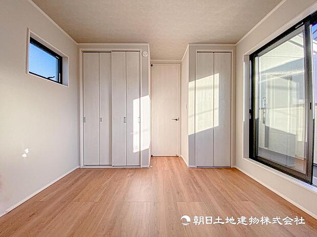 【洋室】柔らかい陽光が差し込む明るいお部屋を演出する設計！！彩光の取れる窓が気持ちの良いお部屋です！