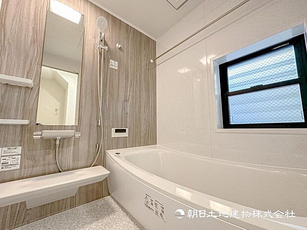 【浴室】ゆったりと寛げる広々バスで足を伸ばしてリラックス。　最新のユニットバスは設備も充実です。