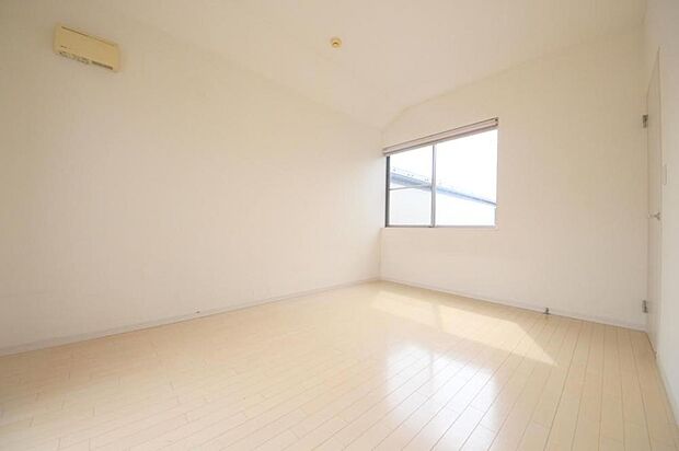 ■3階の洋室5．4帖、天井高約2．7ｍで開放感のある居室です。