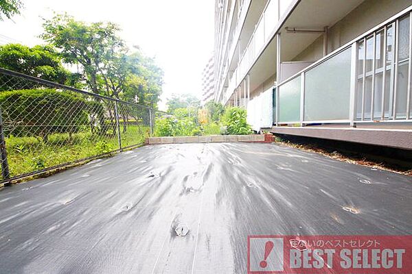 ■1階部分の南東向き住戸、南東側の専用庭付きで陽当り良好