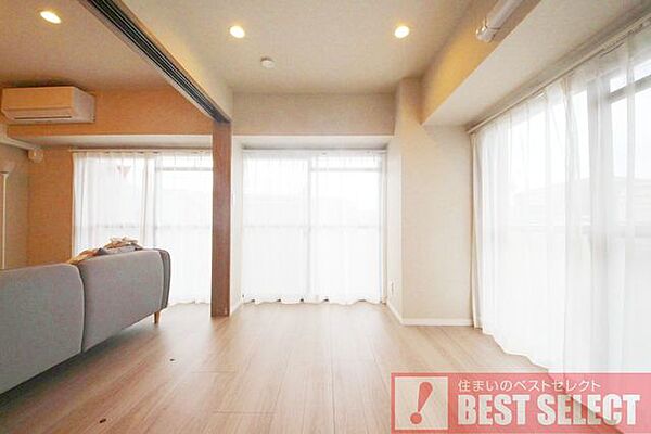 ■リビングと続間の洋室約6．3帖、2面採光で明るいお部屋です。